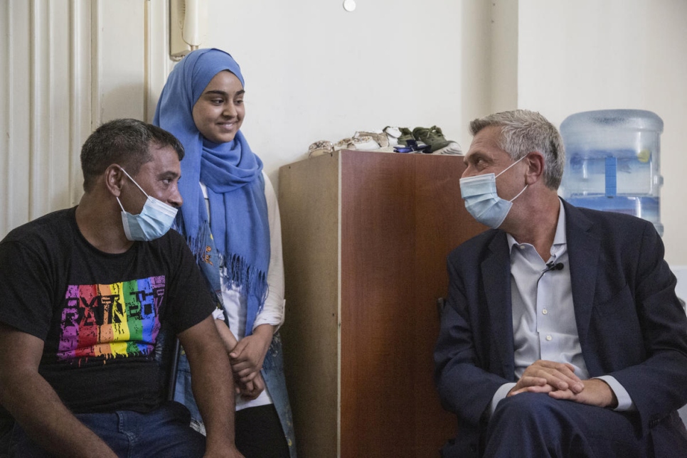 El Alto Comisionado de las Naciones Unidas para los Refugiados, Filippo Grandi, habla con el refugiado sirio Makhoul Al Hamad, de 43 años, y su hija Sana, de 14, tras la explosión de Beirut. 