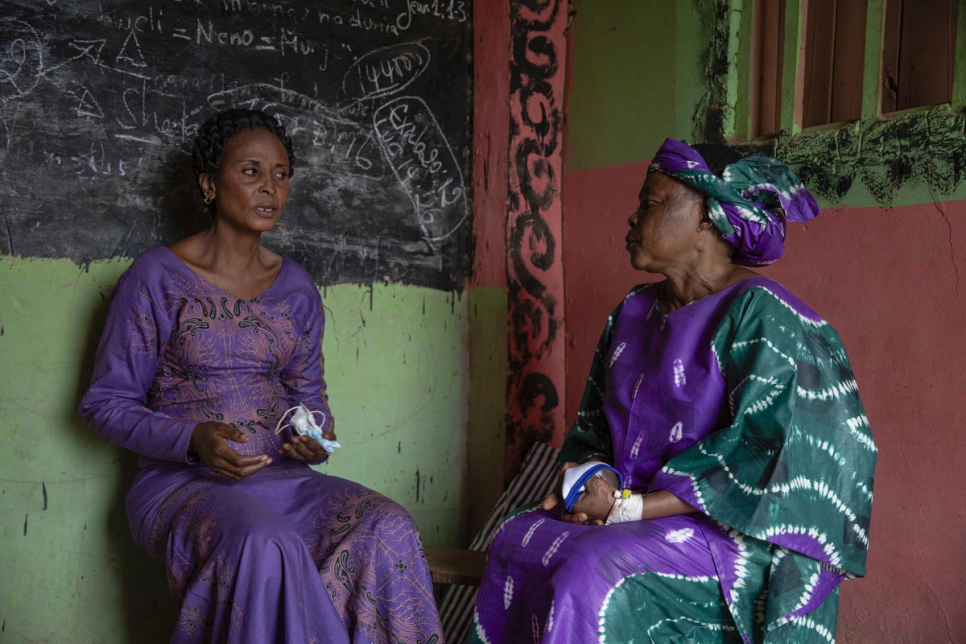 Ntahobari Nikuze (izquierda), una refugiada congoleña y sobreviviente de violencia habla con Sabuni Francoise Chikunda, ganador regional de África del Premio Nansen para los Refugiados, en el asentamiento de Nakivale, Uganda. 