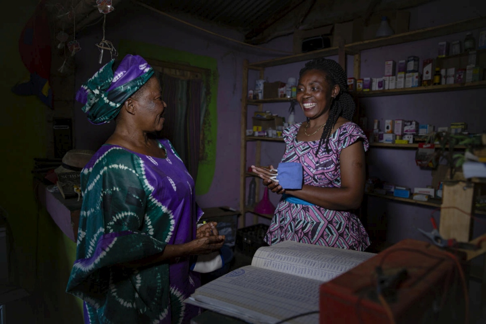 La refugiada congoleña, Furaha Ceru Olive (derecha), habla con la ganadora regional de África del Premio Nansen para los Refugiados, Francoise Sabuni Chikunda en el asentamiento de Nakivale, Uganda. 