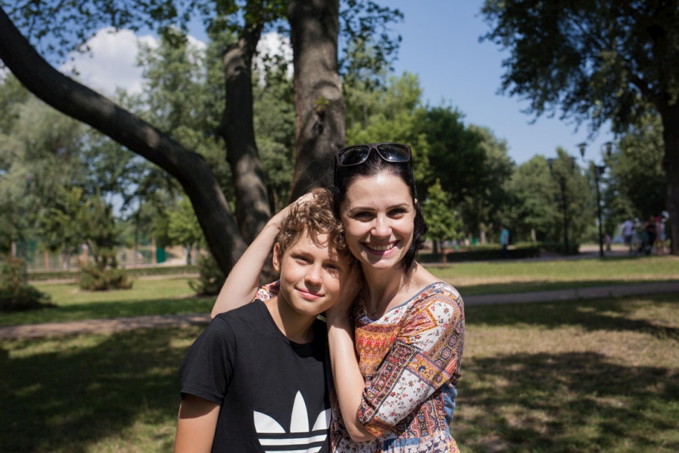 Valentyna Uvarova y su hijo Nazar son fotografiados en Natalka Park, Kyiv, durante una fiesta de cumpleaños para Pavlo Soroka, hijo de Tetiana Baransova. 