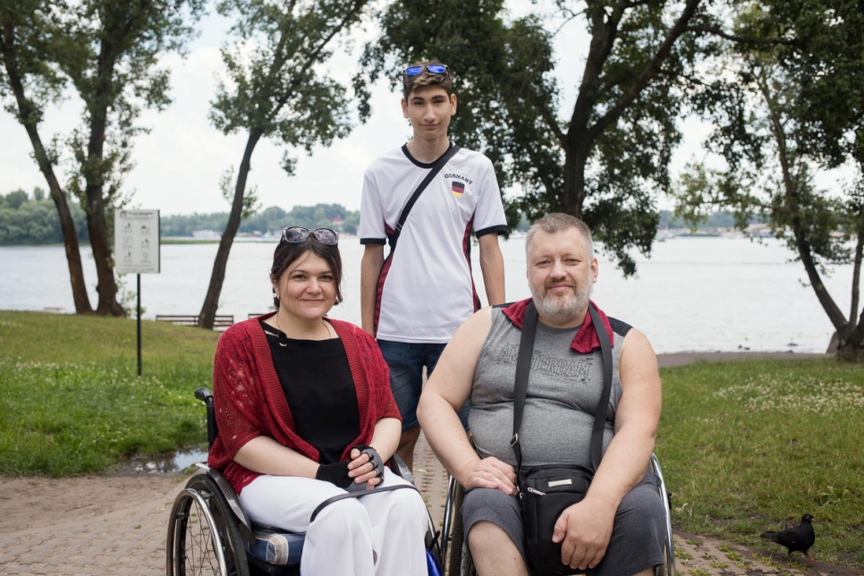 Tetiana Baransova, ganadora regional de Europa del Premio Nansen para los Refugiados, con su esposo Oleksiy Soroka y su hijo Pavlo, en la fiesta de cumpleaños de Pavlo en Natalka Park, Kiev, Ucrania. 
