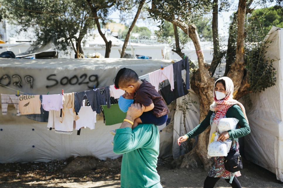 Una familia de refugiados afganos en un asentamiento informal fuera del Centro de Recepción e Identificación de Moria, en la isla griega de Lesbos, el 1° de septiembre de 2020.
