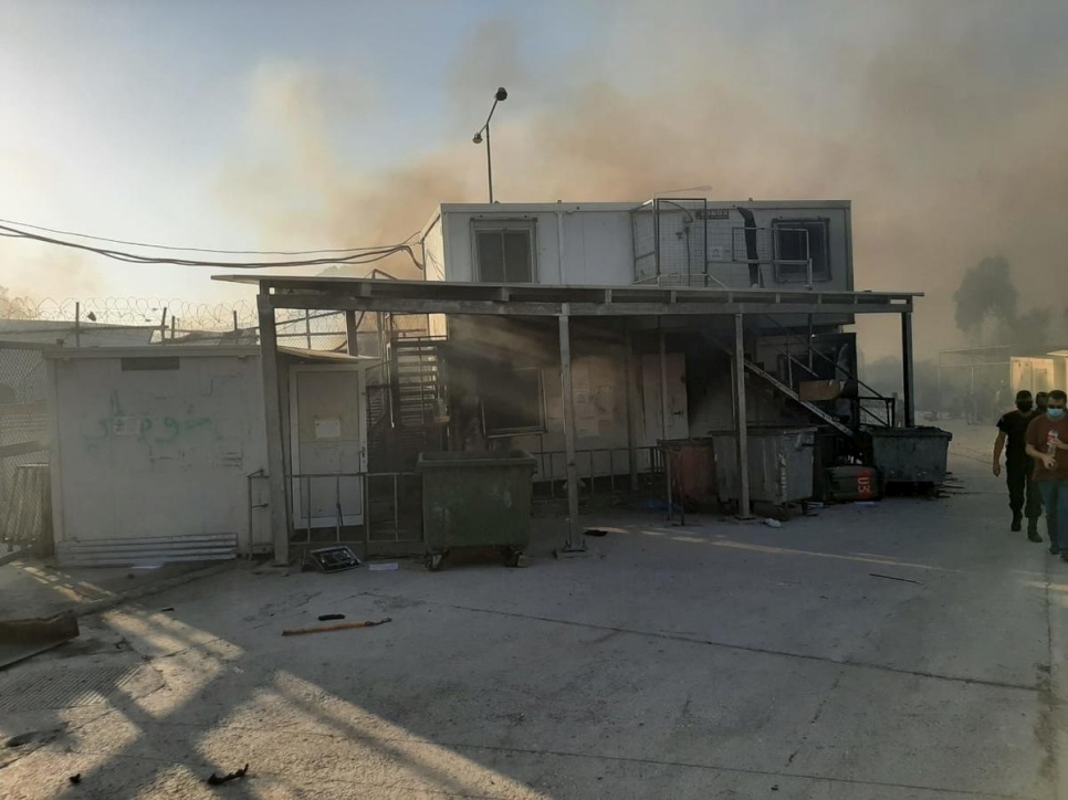El fuego destruyó los módulos donde se alojaban los refugiados y solicitantes de asilo en el campo de Moria, en la isla griega de Lesbos.