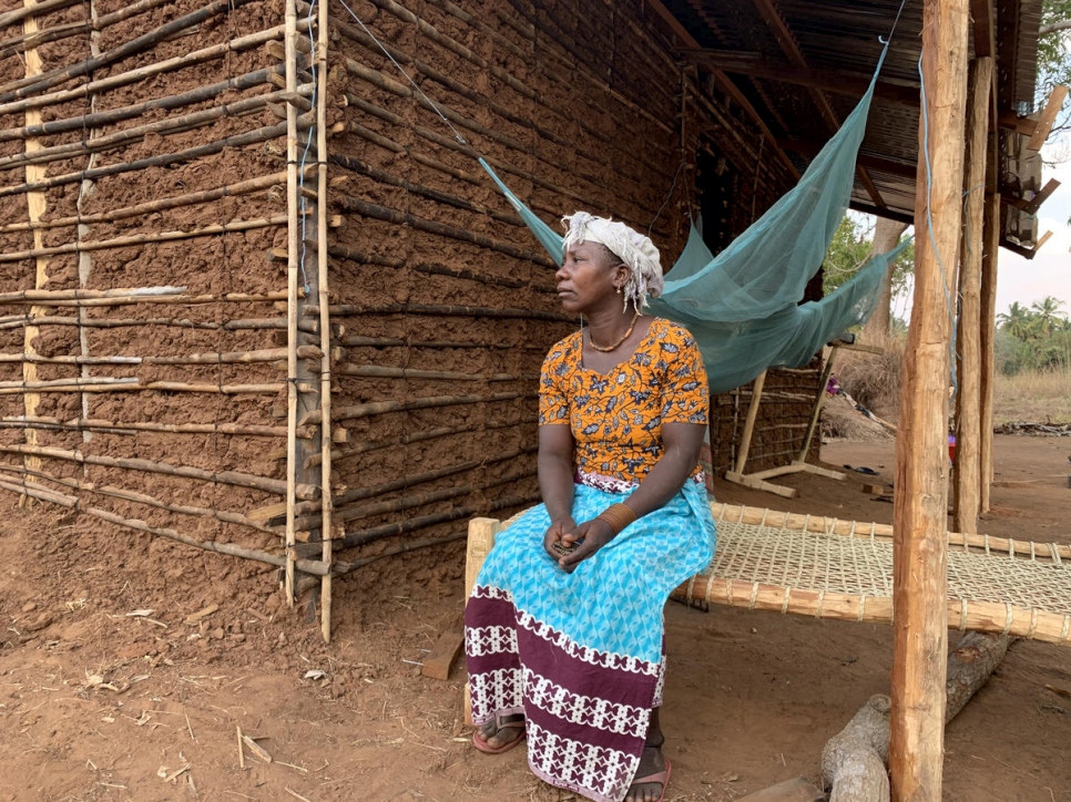 Joaquina * se sienta frente a la casa de su hermano en Montepuez después de huir de los ataques en el norte de Mozambique. 