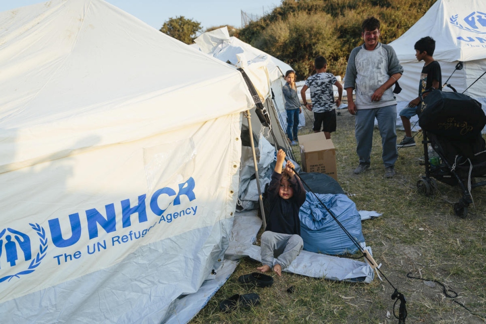 Refugiados afganos en un campamento temporal con tiendas de ACNUR, establecido y gestionado por las autoridades griegas, para acoger a algunos de los miles de personas que huyeron del incendio en el centro de recepción de Moria, en Lesbos, Grecia. 