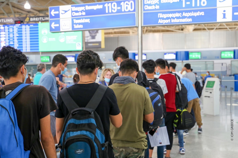 Un grupo de niños no acompañados se preparaba para realizar la facturación del vuelo que les llevaría de Atenas a Lisboa el 7 de julio, en el marco del plan de reubicación de la UE.