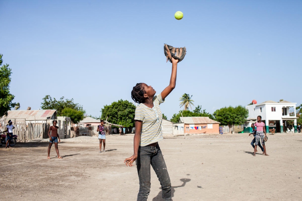 Una niña de ascendencia haitiana juega baseball en Tamayo, República Dominicana, en julio de 2015.