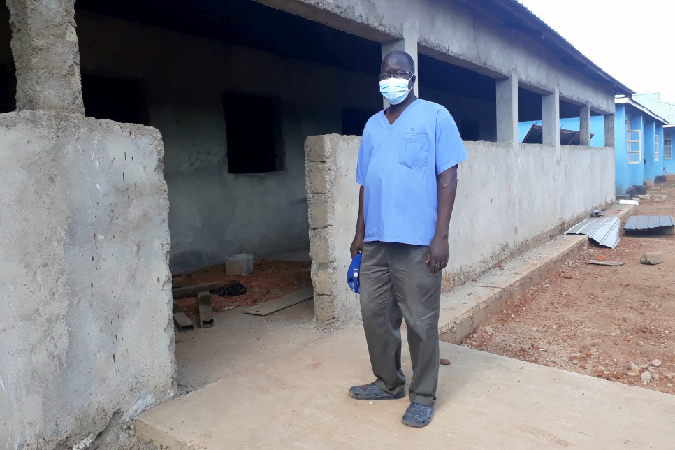 El Dr. Evan Atar Adaha revisa las obras de construcción del hospital Bunj en el condado de Maban, Sudán del Sur. 