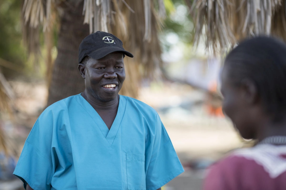 El Dr. Evan Atar se reúne con pacientes fuera del hospital Bunj en el condado de Maban, Sudán del Sur. 