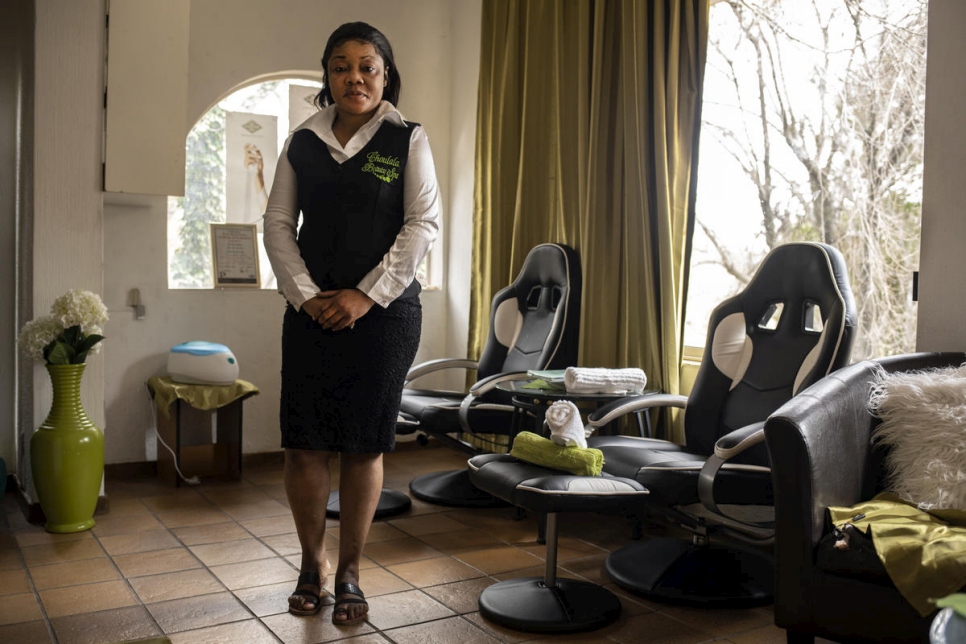 Michelle, refugiada congoleña, en su salón de belleza en Pretoria, Sudáfrica. 