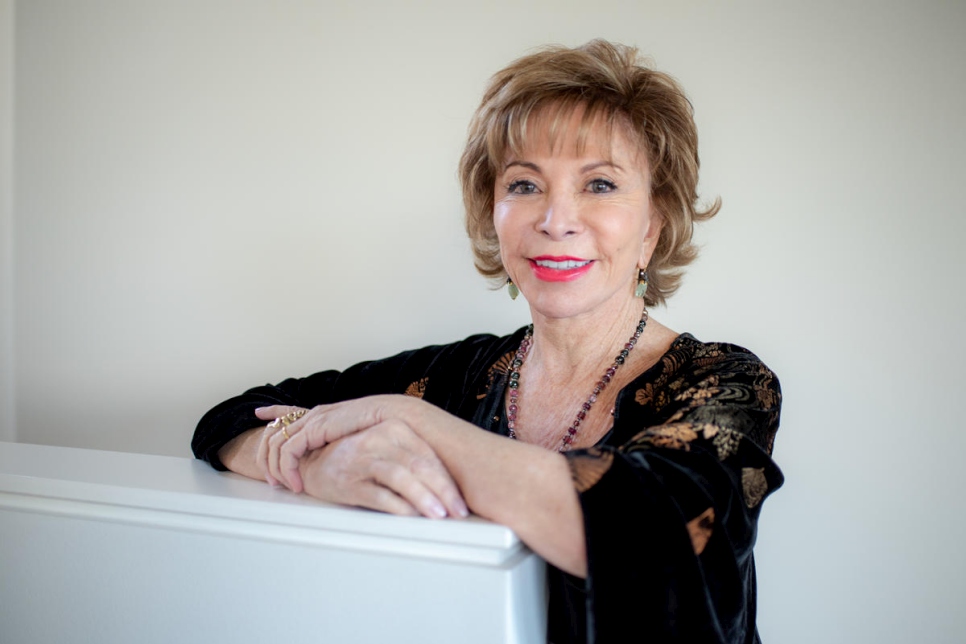 La novelista chilena, Isabel Allende, pronunció un discurso de apertura muy personal sobre la historia de desplazamiento de su familia en la ceremonia virtual del Premio Nansen.