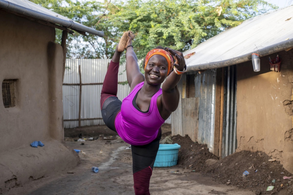 Rita Brown, una refugiada e instructora de yoga de Uganda, hace una postura de yoga en su alojamiento  en el campamento de Kakuma, Kenia.  