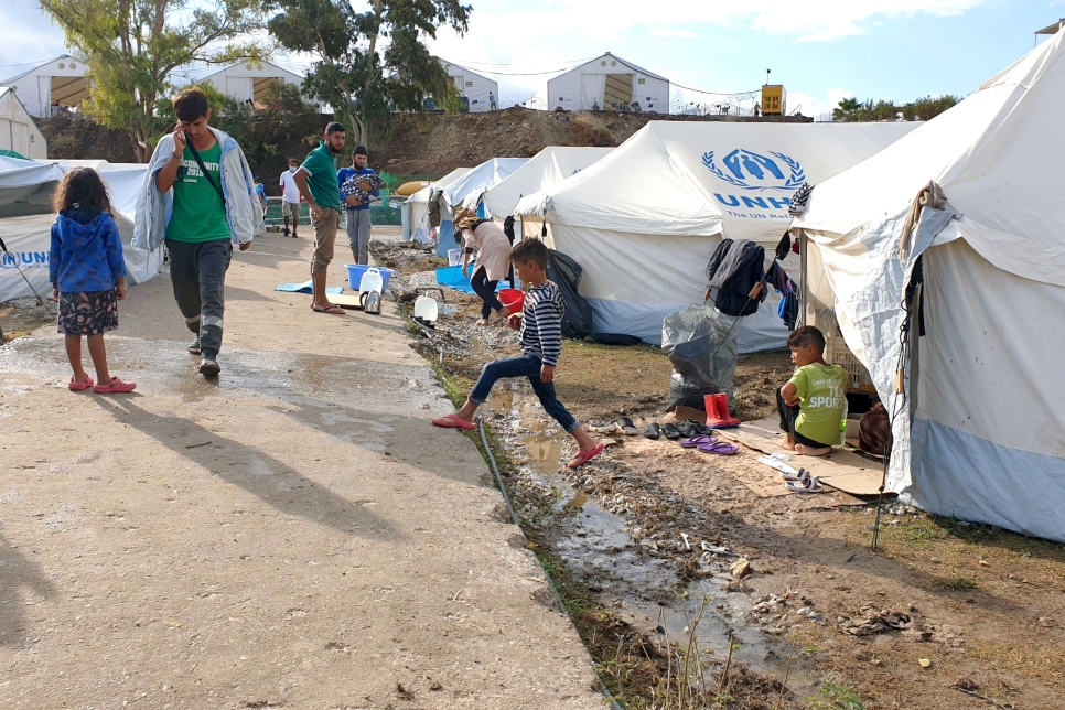 Refugiados y migrantes en el campamento de emergencia de Kara Tepe en la isla de Lesbos, en Grecia. 