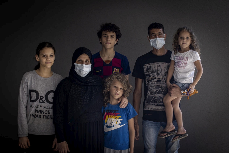 Manar (extremo derecho) posa para un retrato familiar con (de izquierda a derecha), su hermana Iman, de 13 años, madre Fahima, de 35, hermanos Jamal, de 15, y Mahmoud, de 8, y su padre Mohammad, de 39 años. 