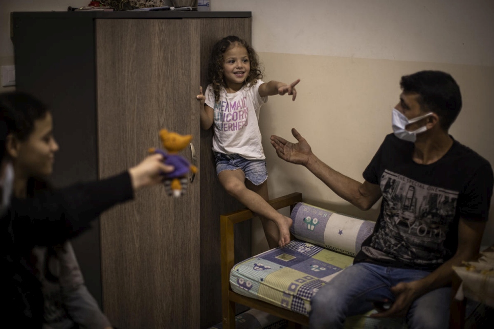 Manar juega con su padre Mohammad en su casa en Beirut, Líbano. 
