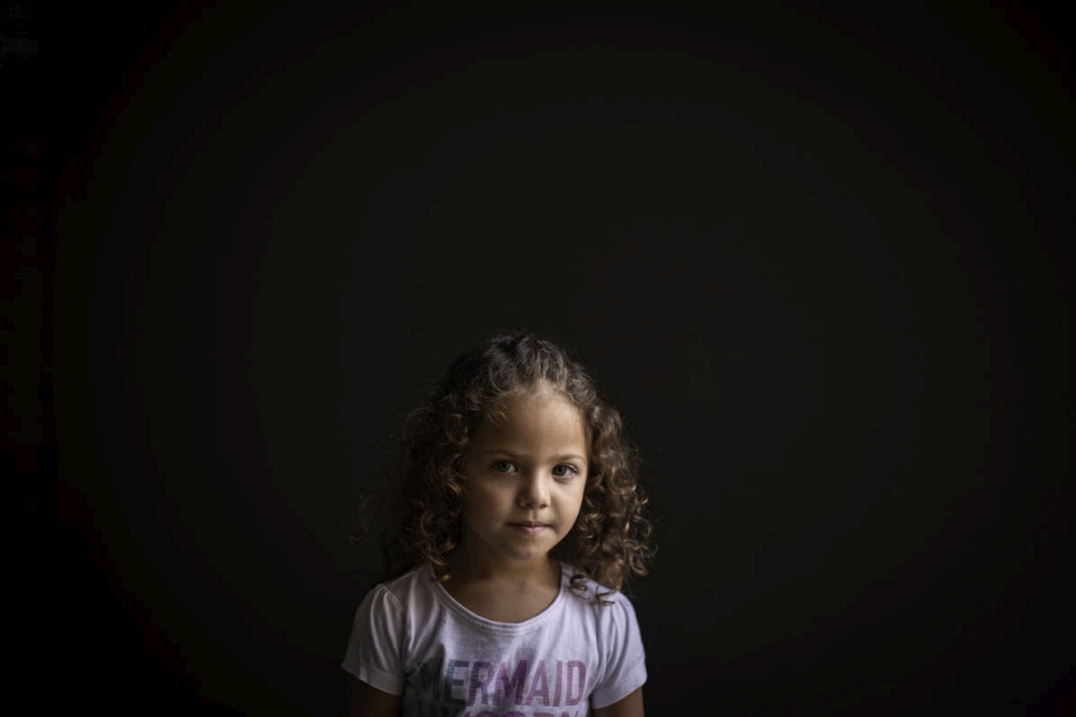 La refugiada siria de cuatro años, Manar, es fotografiada en su casa en Beirut, Líbano.