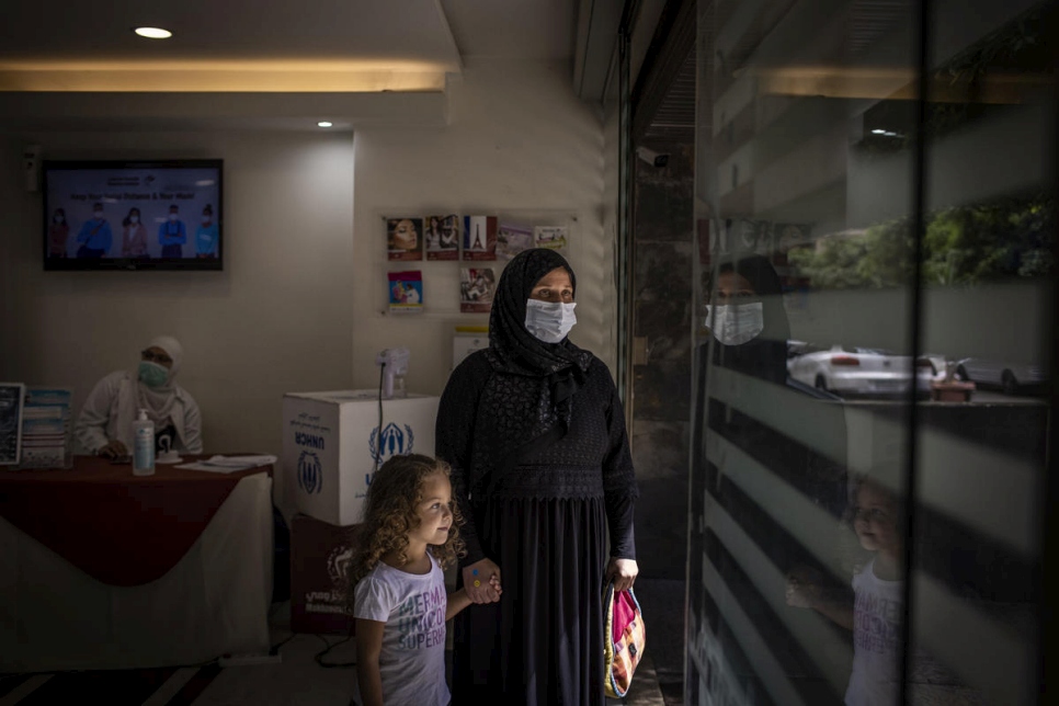 Manar y su madre Fahima abandonan la clínica de la Fundación Makhzoumi en Beirut después de una sesión de apoyo psicológico. 