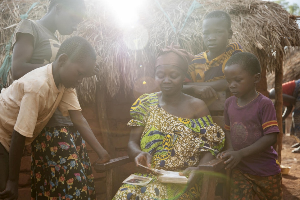 Una familia desplazada fuera de su alojamiento en la República Centroafricana. ACNUR está solicitando ayuda urgente para impulsar programas de salud mental dirigidos a las comunidades refugiadas y desplazadas.