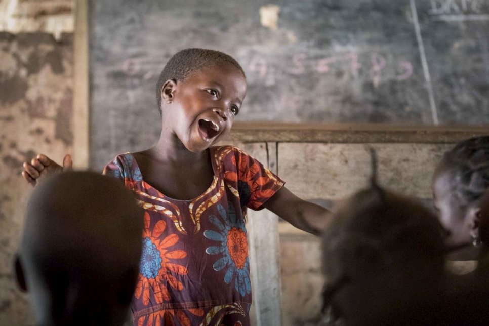 Martha Gambolipai, una niña sursudanesa de 6 años, canta una canción con sus compañeros de preescolar en el asentamiento de refugiados de Makpandu, en Sudán del Sur.