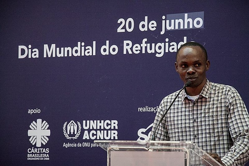 Jean Katumba hace una intervención en la ceremonia para celebrar el Día Mundial del Refugiado en São Paulo.