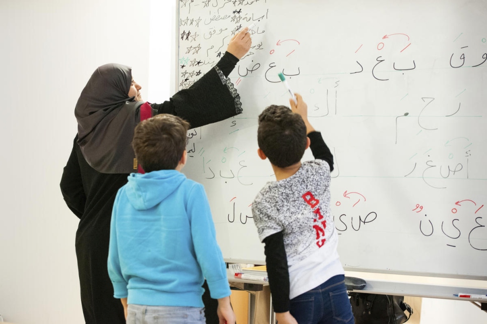 Con la ayuda de las autoridades municipales de Viena, una refugiada siria enseña árabe a un grupo de niños refugiados, para que no descuiden su idioma materno mientras aprenden rápidamente alemán.