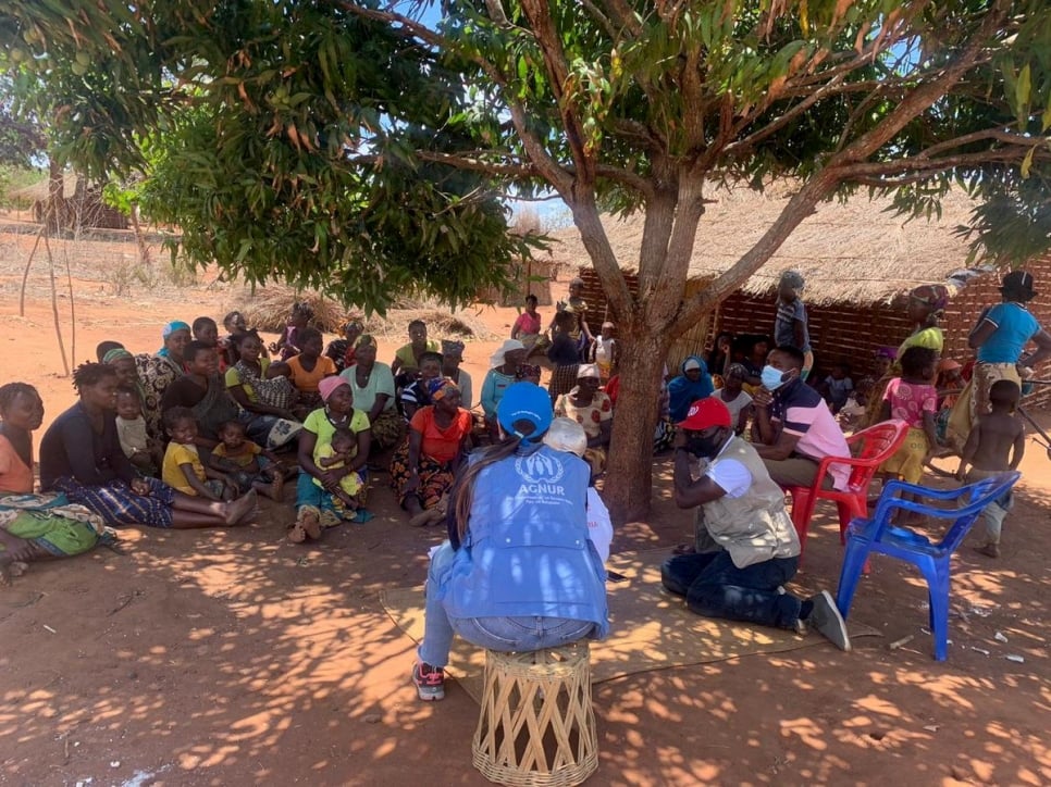 Trabajadores de ACNUR y sus socios se encuentran con un grupo de mujeres desplazadas en el distrito de Ancuabe, Cabo Delgado, en el norte de Mozambique.