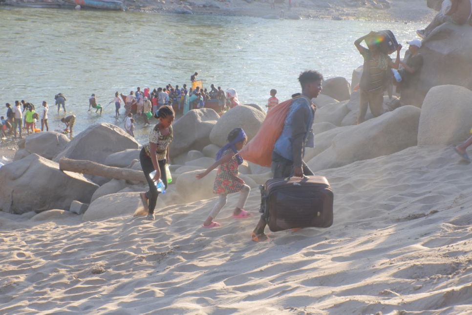 Refugiados etíopes cruzan la frontera en Handayet, Sudán, dejando el río Tekezé a sus espaldas.