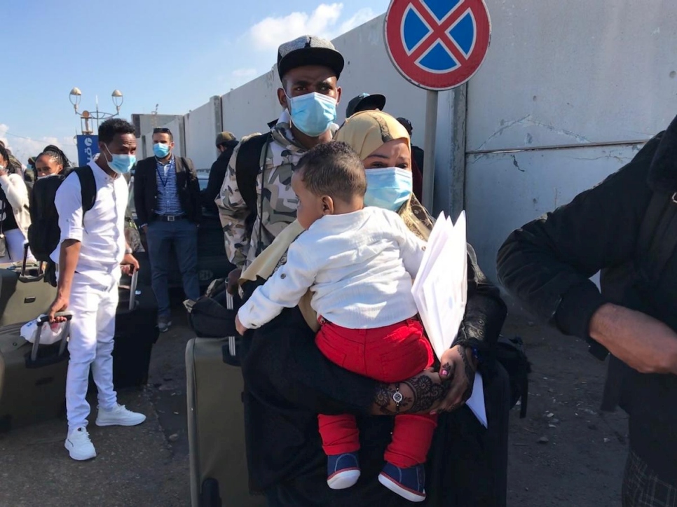 Un grupo de 79 solicitantes de asilo llega en bus al aeropuerto internacional de Trípoli. Entre ellos se encontraba la familia somalí de Fawaz, de 21 años, Adnan, de 4 meses, y Farah, de 24 años.