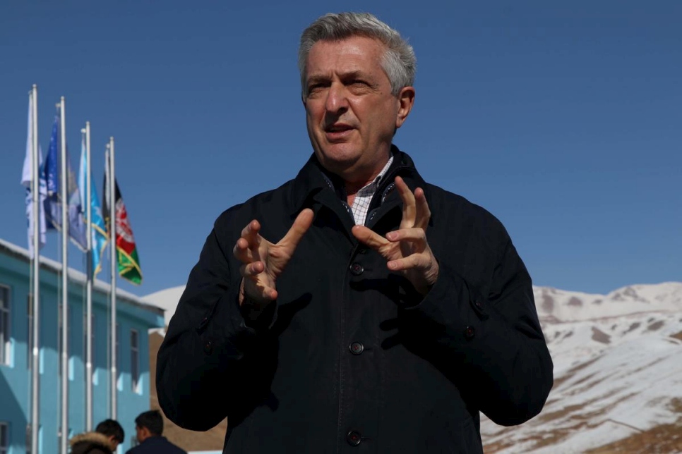 El Alto Comisionado de las Naciones Unidas para los Refugiados, Filippo Grandi, en su visita a la ciudad de Bamyan, en el centro de Afganistán, instó a la comunidad internacional a seguir apoyando el delicado proceso de paz en marcha en el país.