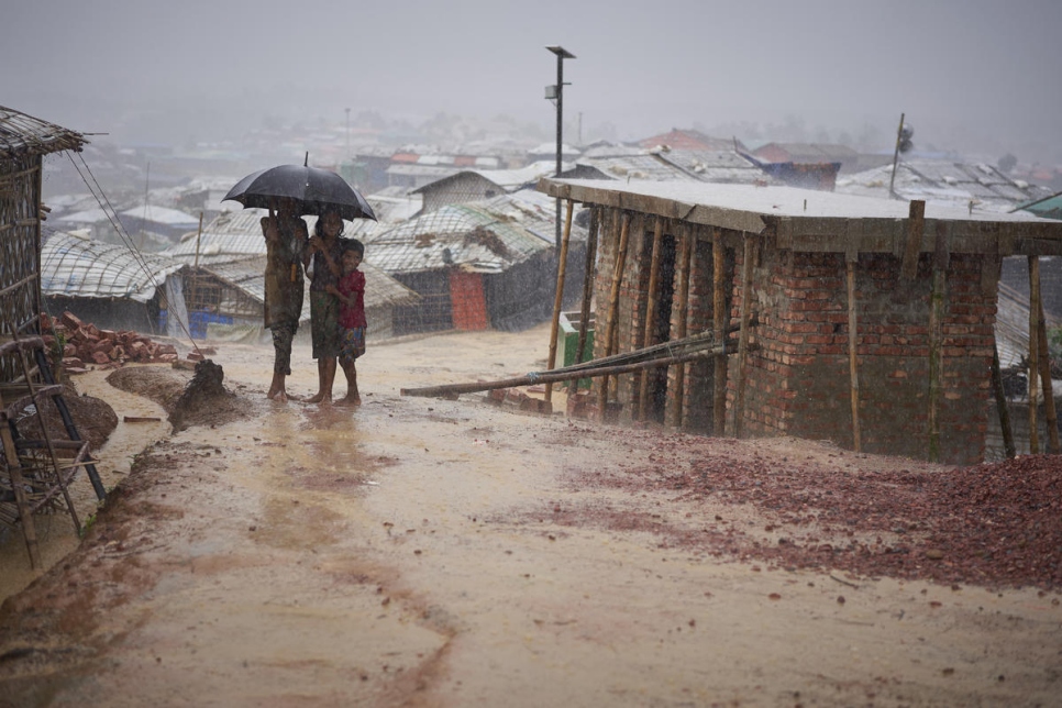 Refugiados rohingya bajo una fuerte lluvia monzónica en el campamento de Kutupalong, en Bangladesh, en junio de 2018.