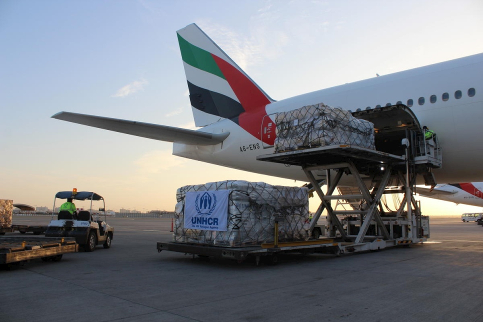 Ayuda de emergencia de los almacenes de ACNUR en Dubái se carga en un avión con rumbo a Sudán, donde han llegado decenas de miles de refugiados en las últimas semanas, huyendo de Etiopía.