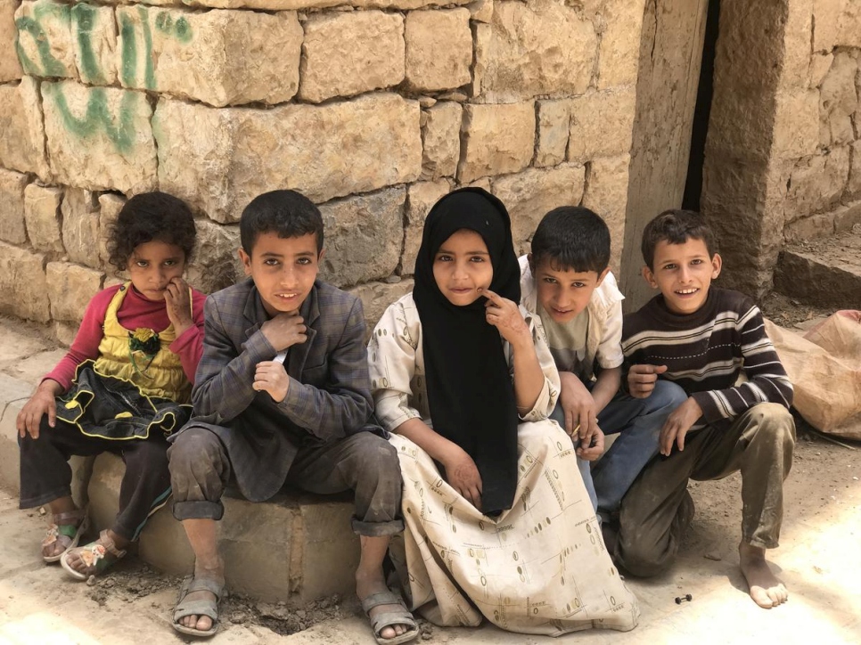 Niñas y niños yemeníes desplazados en la ciudad vieja de Amran, en julio de 2017.