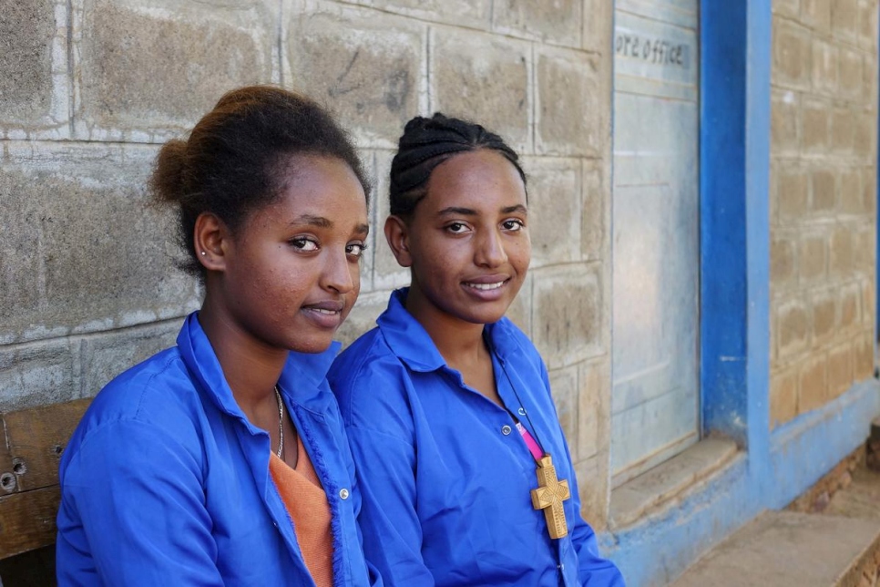 Estudiantes refugiadas eritreas posan ante la escuela secundaria Mai Tsebri, en la provincia de Tigray (Etiopía), en noviembre de 2019.