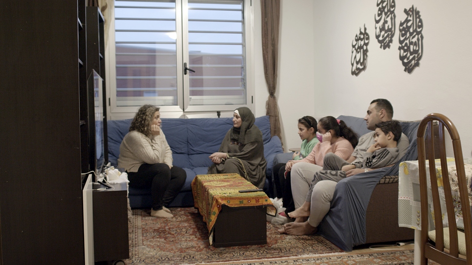 Hala visita a una familia refugiada siria en Vallecas, Madrid, en el marco del programa de refugiados voluntarios de ACNUR. 