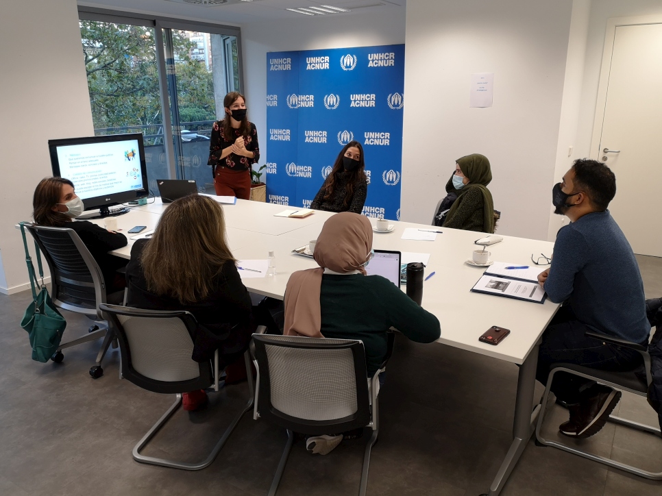 Los refugiados voluntarios asisten a una sesión de comunicación impartida por ACNUR en la oficina de Madrid, el pasado mes de noviembre. 