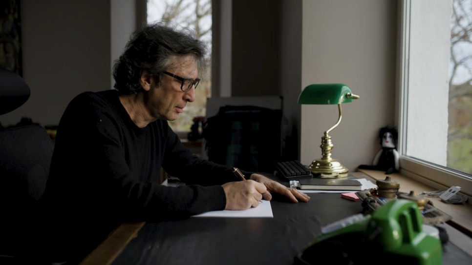 Neil Gaiman trabajando al video 'Lo que necesitas para estar abrigado' en su casa en la isla de Skye, Escocia, en octubre de 2020.