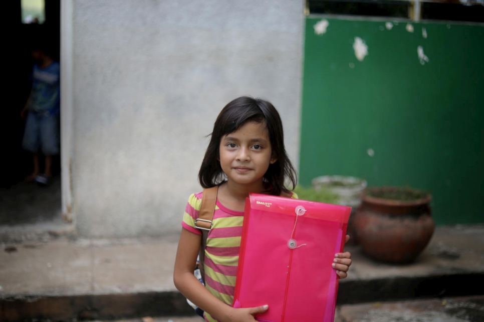 Una niña hondureña lleva la carpeta con los documentos de la solicitud de asilo de su familia en una albergue apoyado por ACNUR en Tapachula, Chiapas, en noviembre de 2018.