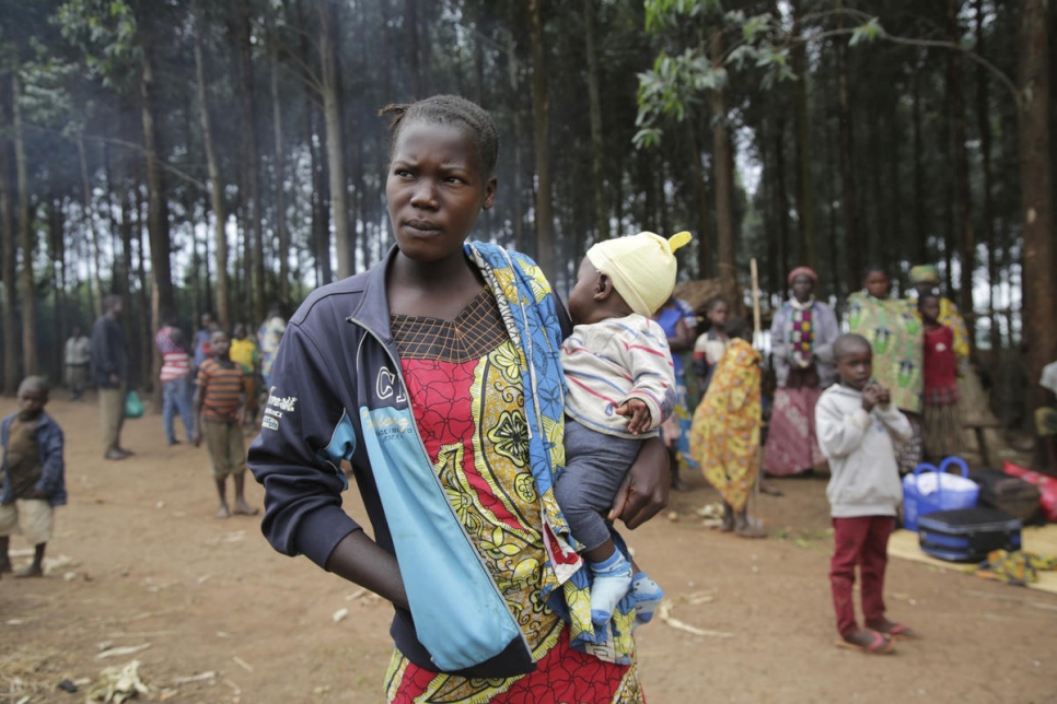 Una solicitante de asilo congoleña carga a su bebé de seis meses en Zombo, Uganda, cerca de la frontera con la República Democrática del Congo (RDC).