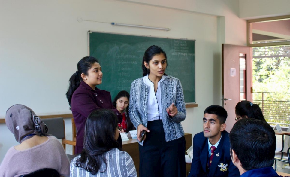 Estudiantes en Nueva Dheli, India, intercambian ideas sobre el cambio climático en el marco del Desafío del Modelo de la ONU sobre Refugiados, en febrero de 2020.