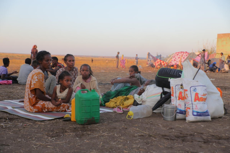 Refugiados etíopes descansan y preparan alimentos cerca del centro de recepción fronterizo de Hamdayet de ACNUR después de cruzar a Sudán, el 13 de noviembre de 2020.