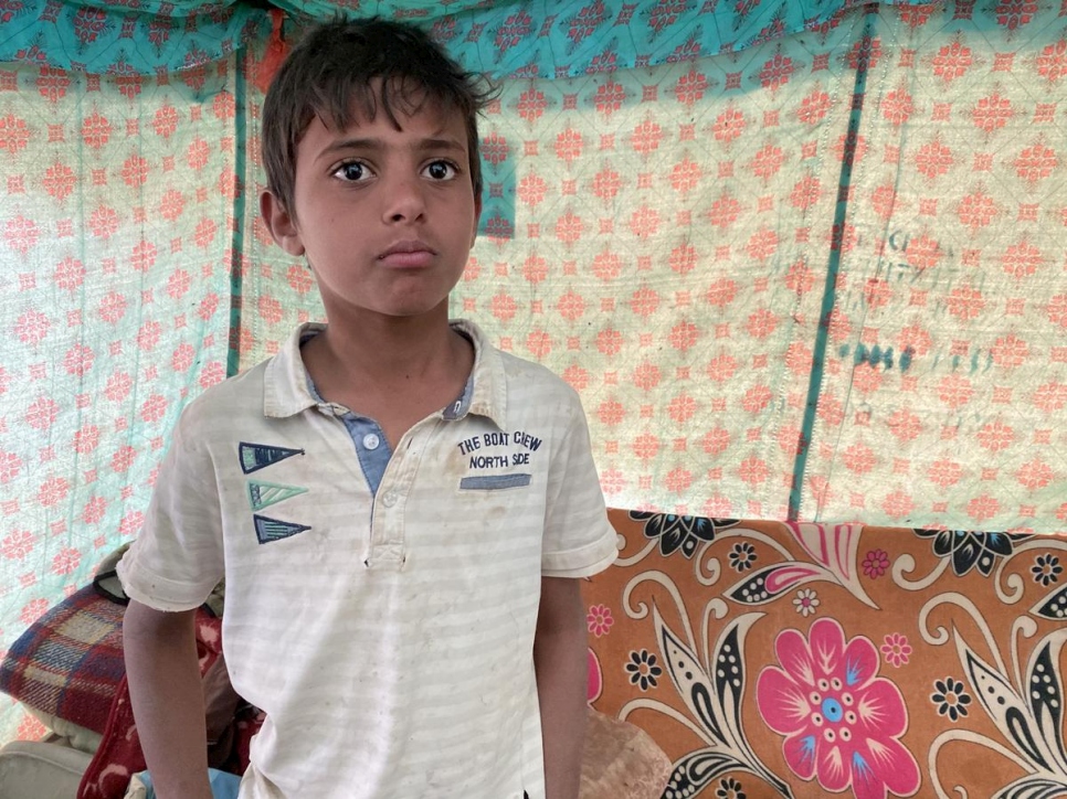 Un niño yemení desplazado de 12 años se encuentra dentro de la carpa que comparte con su familia en el lugar de acogida de los desplazados internos en Marib, Yemen, en marzo de 2020.