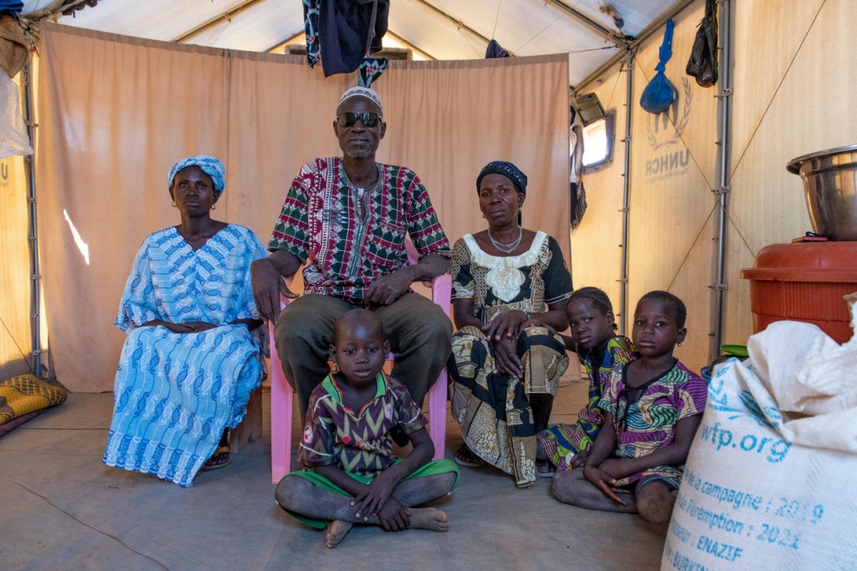 Sambo Maiga y algunos de sus familiares en su alojamiento en Kongoussi.
