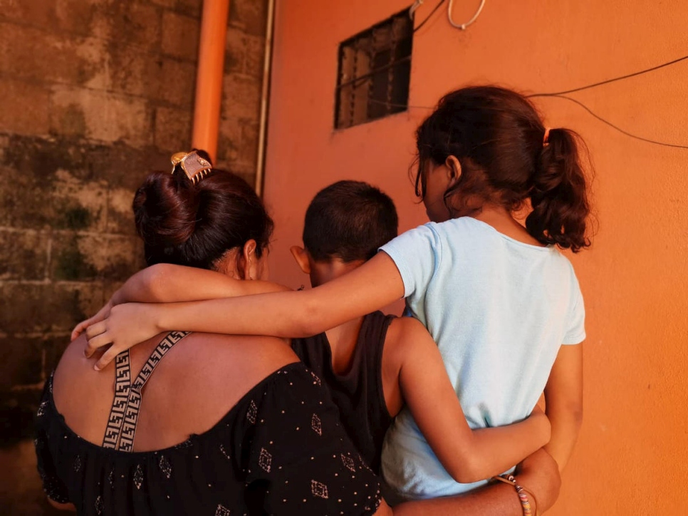 Una familia hondureña que huyó de amenazas de pandillas durante la pandemia de la COVID-19 se encuentra en un refugio en Guatemala 