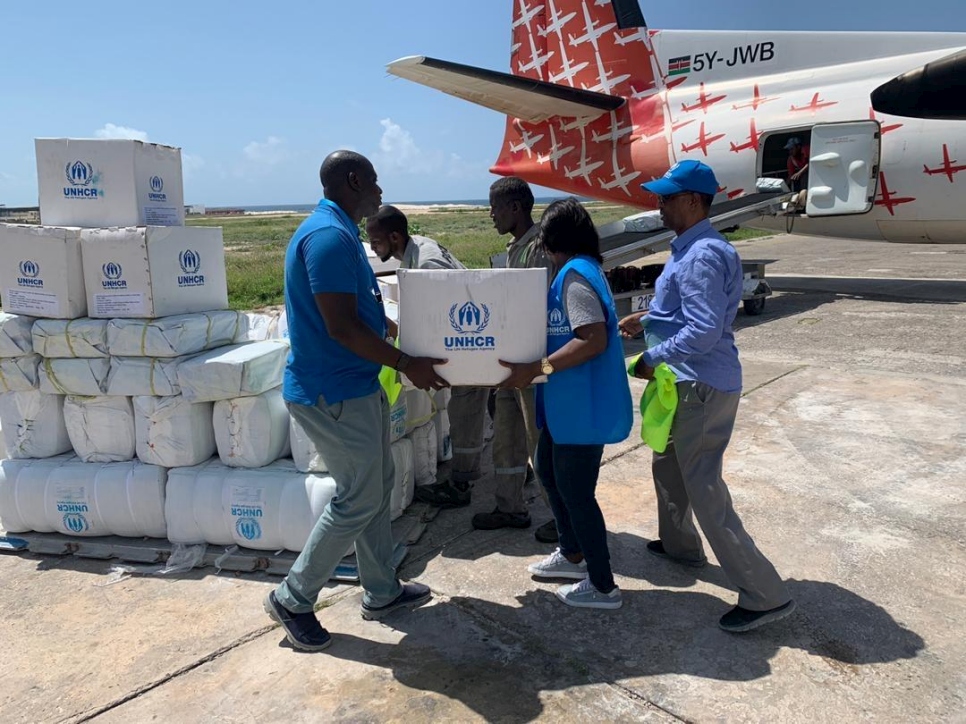 Personal de ACNUR descarga ayuda de un avión en Mogadiscio para ser distribuida entre las familias afectadas por las inundaciones en la región de Hiran, en Somalia central, en noviembre de 2019.