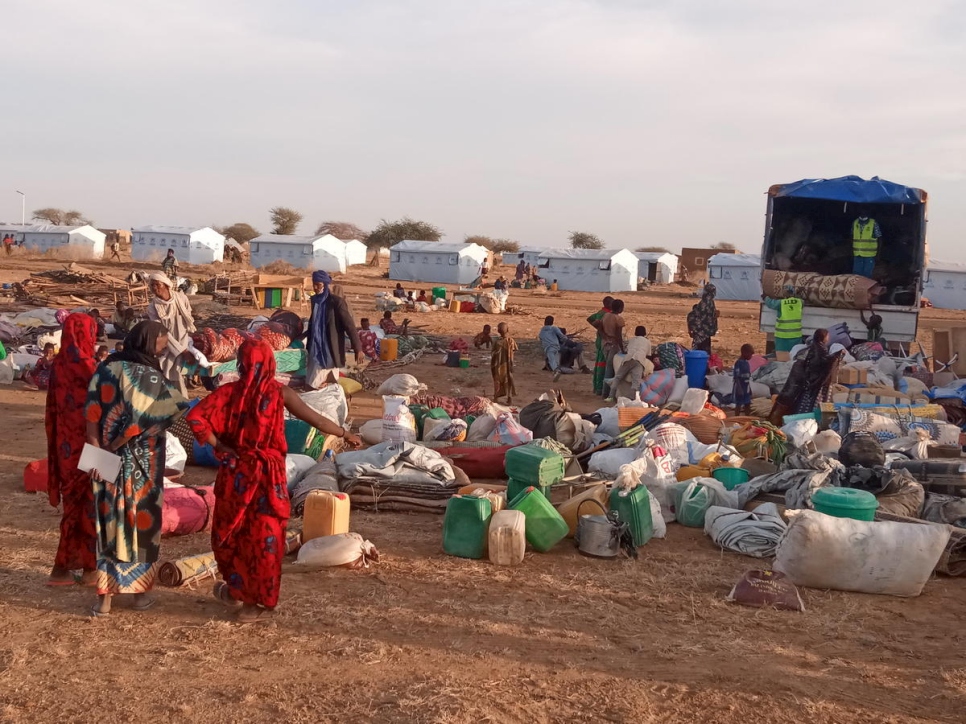 Familias refugiadas malienses regresan al campamento de Goudoubo (Burkina Faso) en diciembre de 2020. Algunas habían abandonado el asentamiento en marzo por incidentes en materia de seguridad.