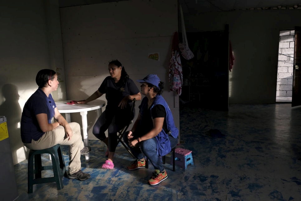 Lysette, una madre venezolana (en el centro de la imagen), en su nuevo hogar en Lago Agrio, Ecuador, donde su familia y ella reciben apoyo de ACNUR y su socio HIAS.