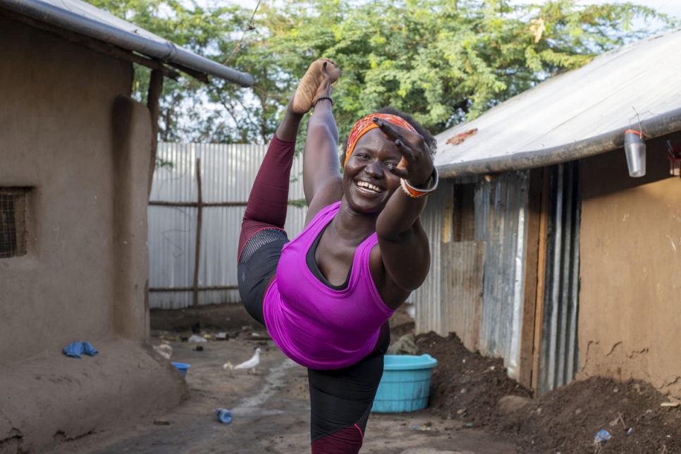 Rita Brown, refugiada ugandesa e instructora de yoga, presenta una postura en su alojamiento en el campamento de Kakuma (Kenia).
