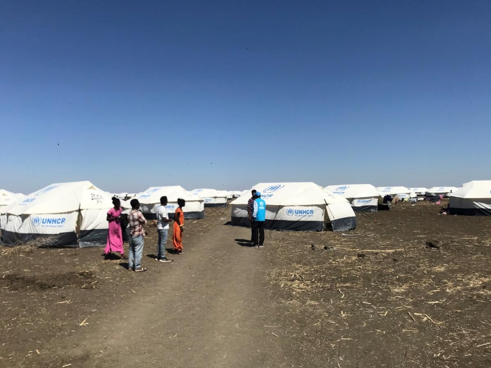 El primer grupo de refugiados etíopes procedentes de la región de Tigray recibe la bienvenida del personal de ACNUR en el campamento de refugiados de Tunyadbah, en Sudán.