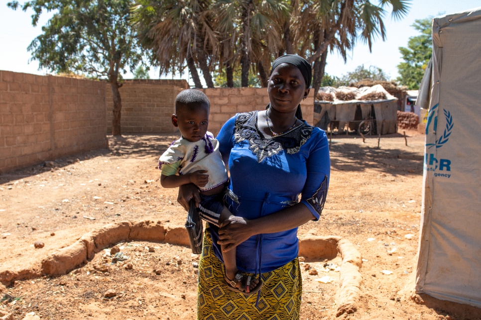 La desplazada interna burkinesa Mamouna Ouedraogo, de 37 años, vive con su suegra y siete hijos, entre ellos el pequeño Alexandre, que tiene un año, en la localidad de Kaya, Burkina Faso (foto de noviembre de 2020).