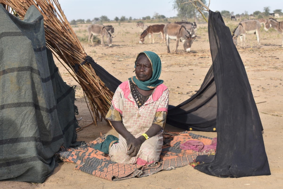 La refugiada sudanesa Aziza Adam Saleh, una viuda de 53 años de la región de Darfur, fuera de su pequeño refugio temporal en Ardebe, Chad, en enero de 2020.